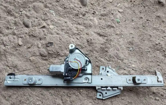 Suzuki Grand Vitara II Front door window regulator with motor 8346065J00