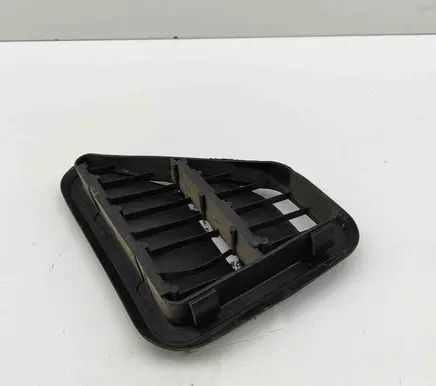 Quarter panel pressure vent