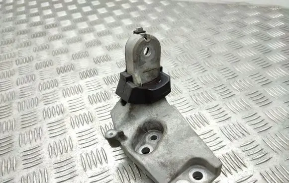 Toyota RAV 4 (XA50) Engine mounting bracket