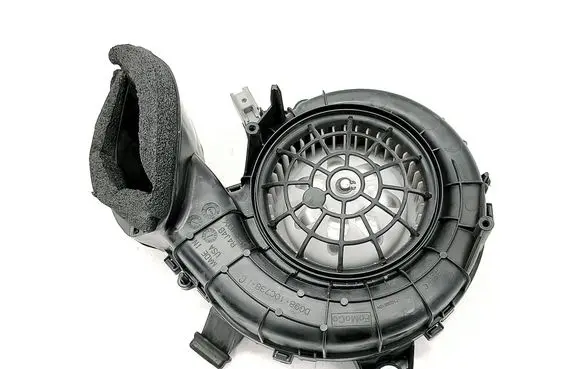 Ford Fusion II Hybrid/electric vehicle battery fan DG9810C738AC