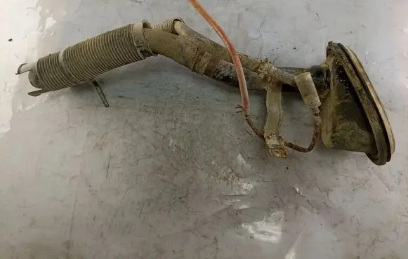 Fuel tank filler neck pipe