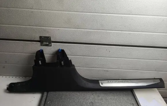 Peugeot 5008 Front sill trim cover 9824110877