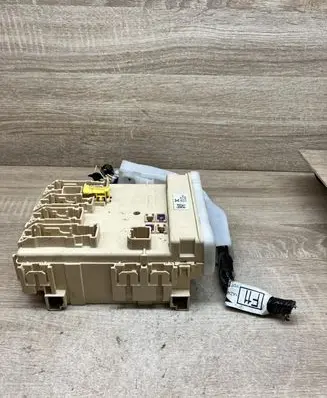 Toyota Auris E180 Fuse module 63583367 8273012X80A 8922102331