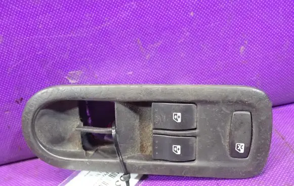 Renault Megane II Quarter vent window switch 315040A