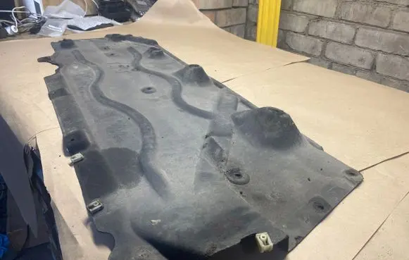 Center/middle under tray cover