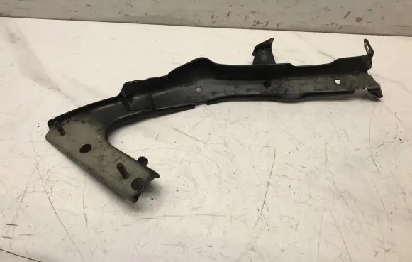 Audi A5 8T 8F Fender mounting bracket 8T0821135C