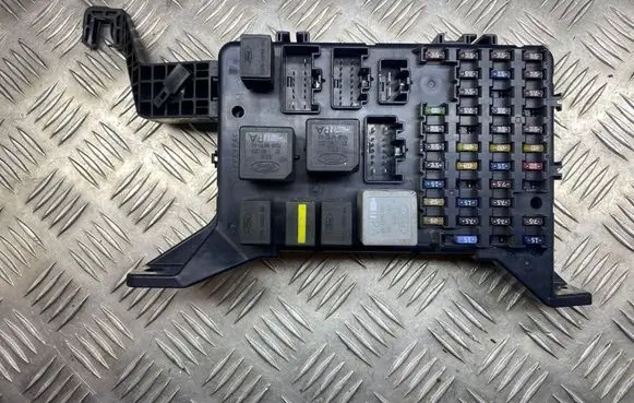 Ford Mondeo Mk III Fuse module 1S7T14A073AE 2F1920857