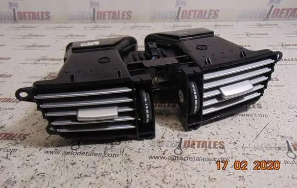 Mercedes-Benz E W212 Dash center air vent grill A2128302854