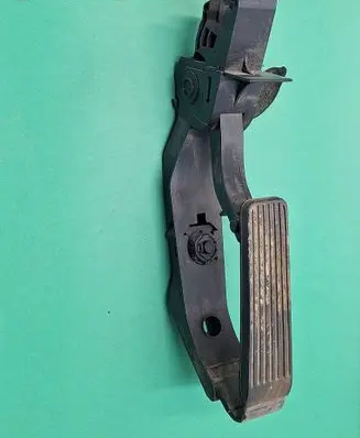 Mercedes-Benz E W211 Accelerator throttle pedal a2113000404