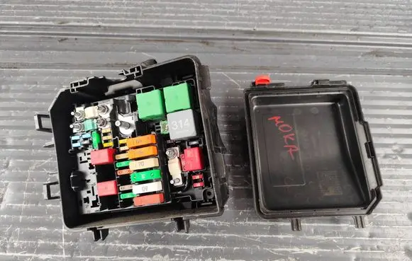 Opel Mokka B Fuse box set 9824510780 9826717980