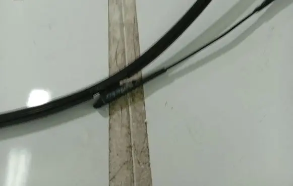 Opel Corsa D Front wiper blade arm 13182325