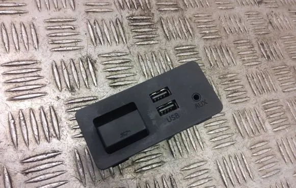 Mazda CX-3 AUX in-socket connector d09h669u0a
