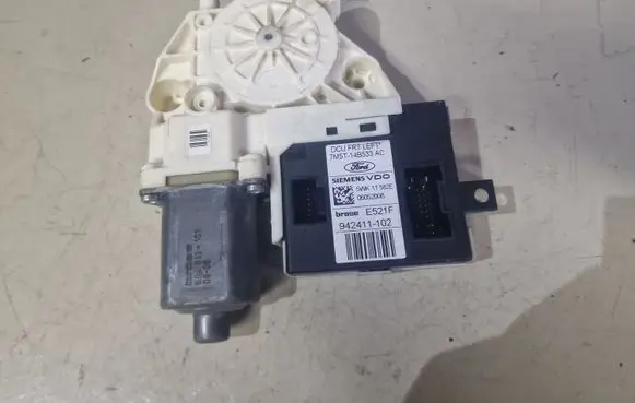 Ford Focus Front door window regulator motor 7M5T14B533AC