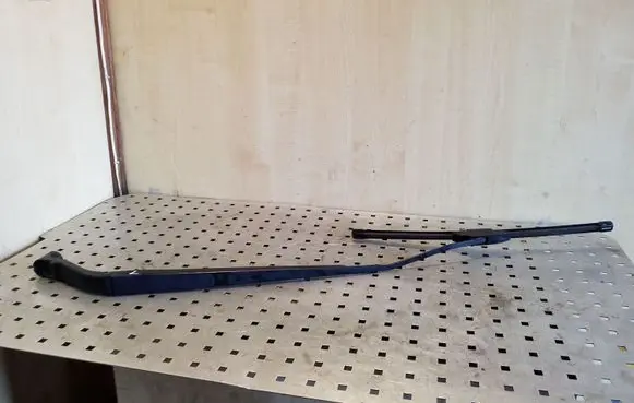 Nissan X-Trail T32 Front wiper blade arm