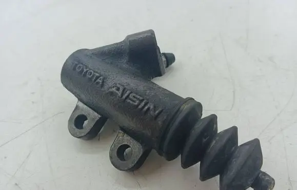 Toyota Avensis T270 Clutch slave cylinder 