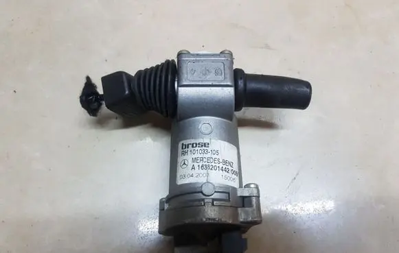 Mercedes-Benz ML W163 Vent window/glass motor A1638201442