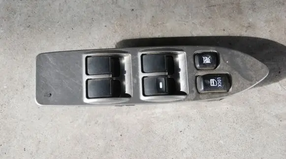 Mitsubishi Pajero Tailgate/trunk/boot open switch 170KM