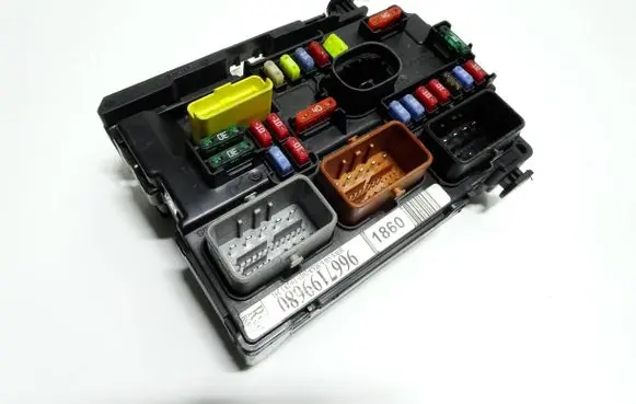 Citroen DS3 Fuse module 9667199680