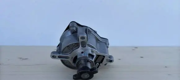 Skoda Octavia Mk2 (1Z) Vacuum pump 07K145100C