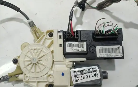 Renault Laguna III Front door window regulator motor HH5R3Y68