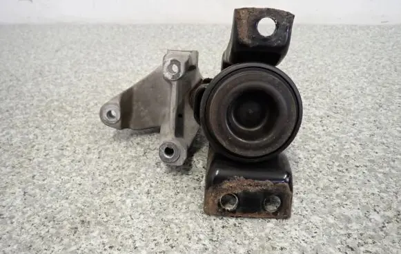 Nissan Pulsar Engine mount vacuum valve 