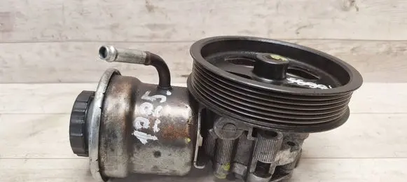 Toyota Avensis T250 Power steering pump 
