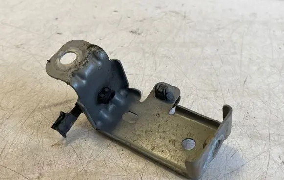 Polestar 2 Fender mounting bracket 31688732
