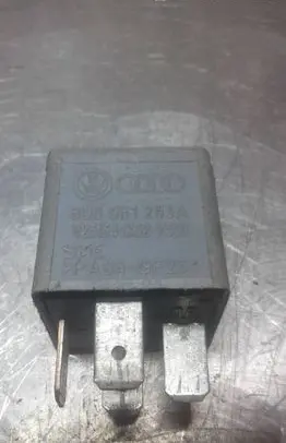 Volkswagen PASSAT B5.5 Other relay 8D0951253A V23134B52X301