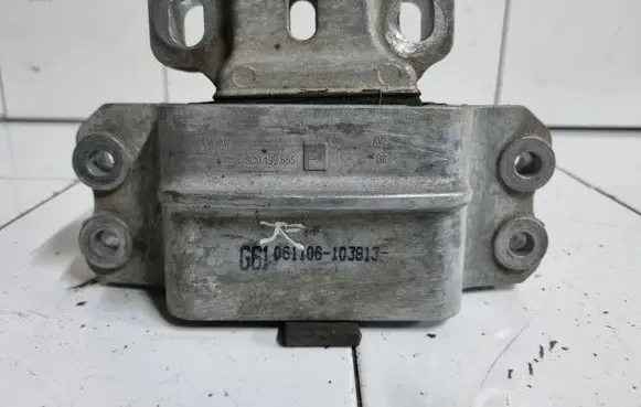 Engine mount bracket