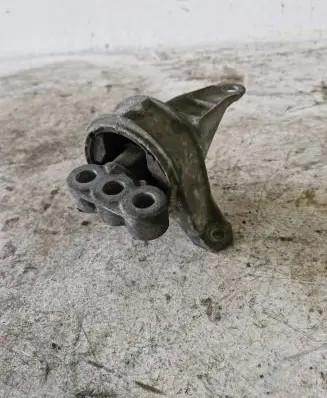 Opel Zafira A Engine mount bracket