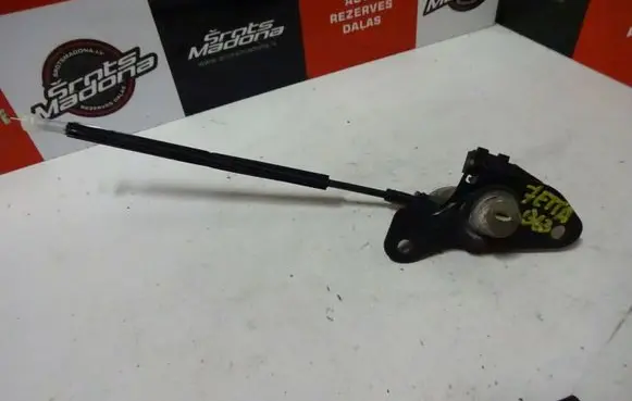 Volkswagen Jetta V Tailgate exterior lock 1T0827573