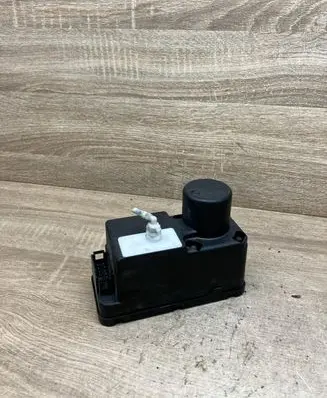 Volkswagen PASSAT B4 Central locking vacuum pump 1H0962257G