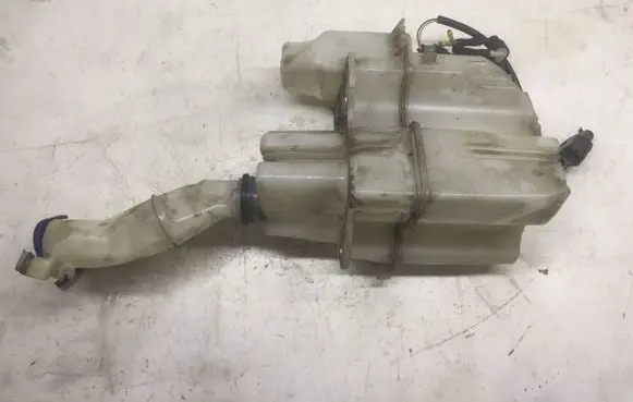 Volvo V70 Windshield washer fluid reservoir/tank 9178568