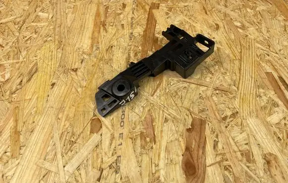 Rear bumper mounting bracket
