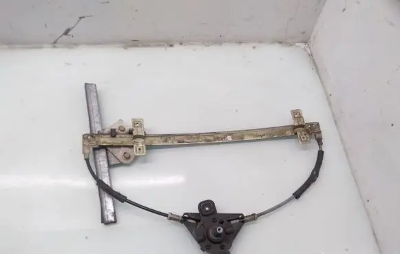Rear door manual window regulator