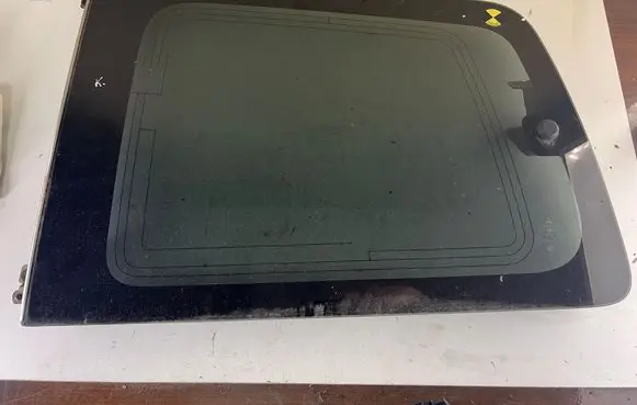 Mitsubishi Montero Rear side window