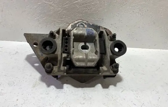 Ford Mondeo Mk III Engine mount bracket 1S717M122