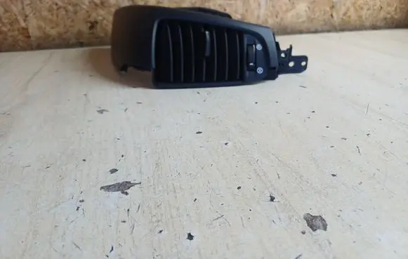 KIA Sorento Dash center air vent grill 974403E500