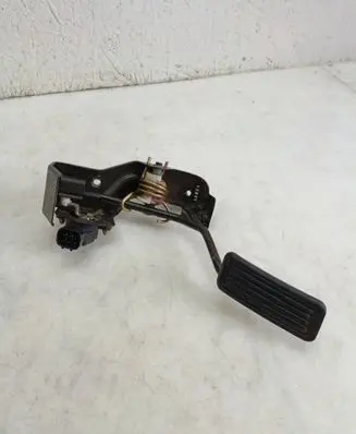 Accelerator throttle pedal