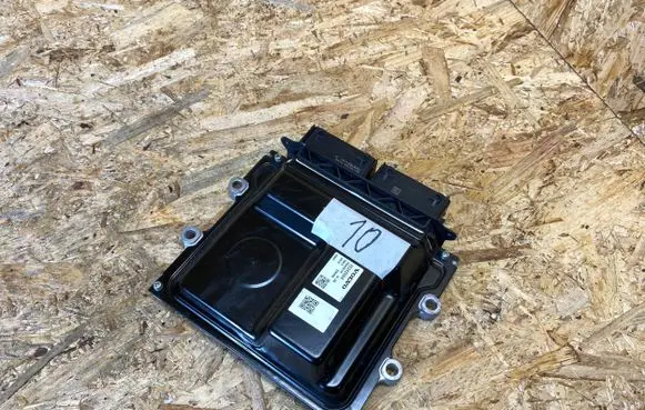 Volvo XC40 Engine control unit/module 32242004