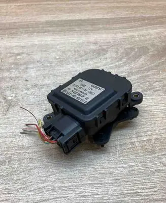 Volkswagen PASSAT B5 Air flap motor/actuator 8D1820511B 0132801116USED WITHPLUG