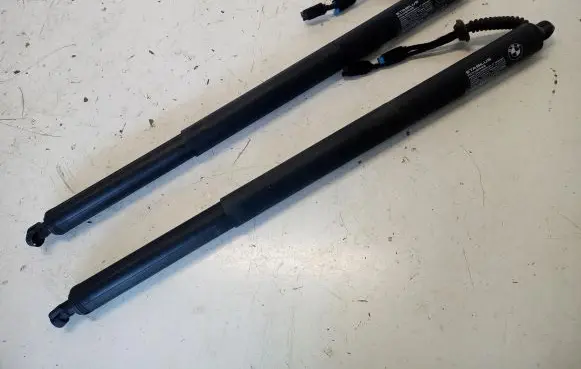 BMW 2 F46 Tailgate strut 7432771