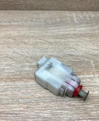 BMW 5 E39 Brake pedal sensor switch 8360421 110187