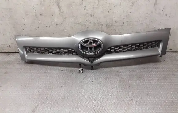 Toyota Corolla Verso AR10 Front bumper upper radiator grill 531110F010
