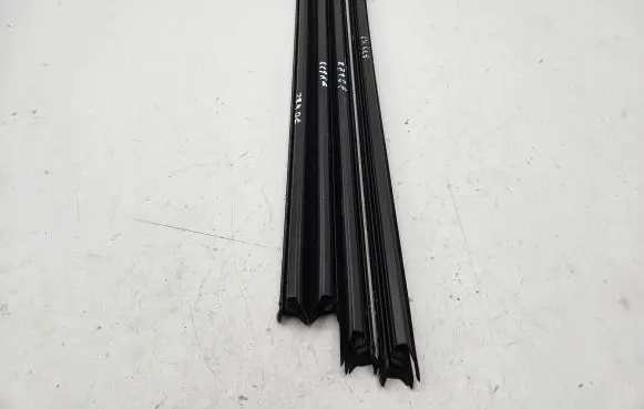 Audi Q3 F3 Rubber seal front door window/glass 83A837479B 83A839479B
