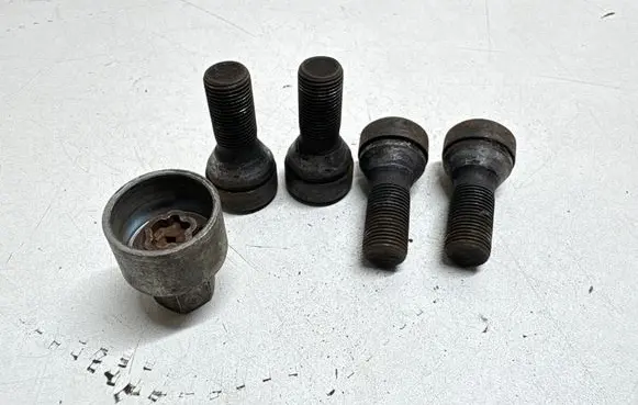 BMW 2 F22 F23 Anti-theft wheel nuts and lock