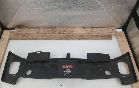 Mercedes-Benz E W212 Radiator trim A2048174920