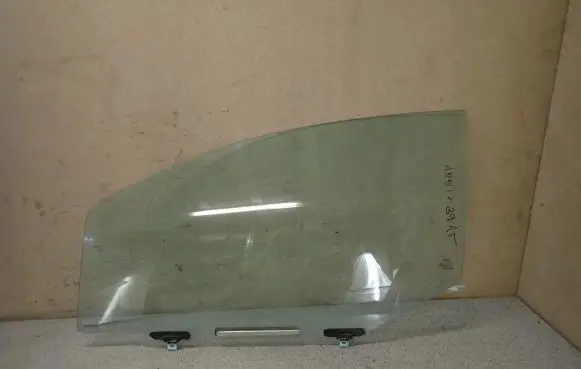 Toyota Yaris Sliding door window/glass 