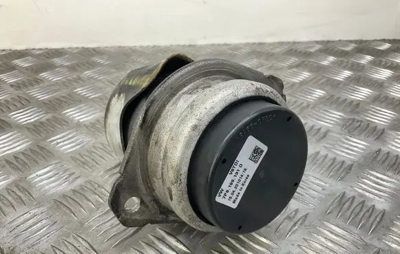 Engine mount bracket