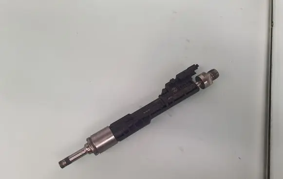BMW 5 F10 F11 Fuel injector 13647597870